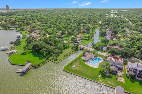 218 Drift Wood Dr, Taylor Lake Village, TX 77586-4704
