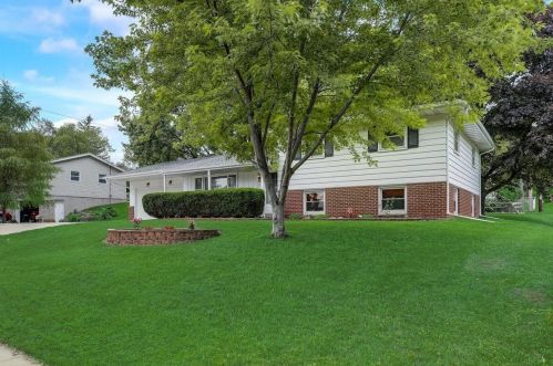 210 Paradise Dr, West Bend, WI 53095-4904