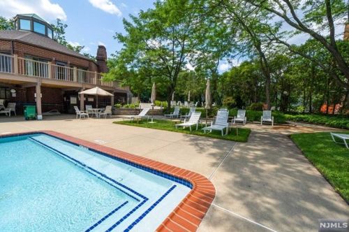 9 Lawrence Ct, Teaneck NJ  07666-6489 exterior