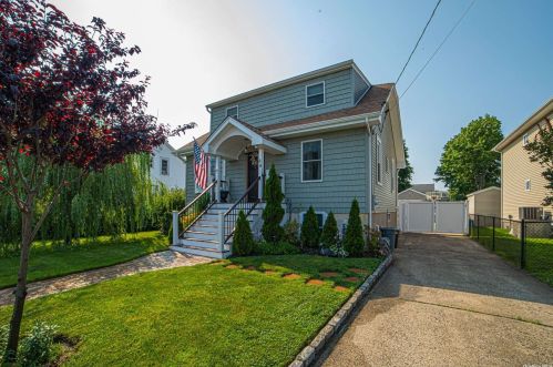 44 Palm St, North Lindenhurst, NY 11757-5705