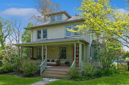 30100 Main Rd, Nassau Point, NY 11935-1305