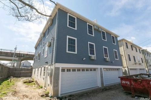9214 Rockaway Fwy, Far Rockaway, NY 11693-1940