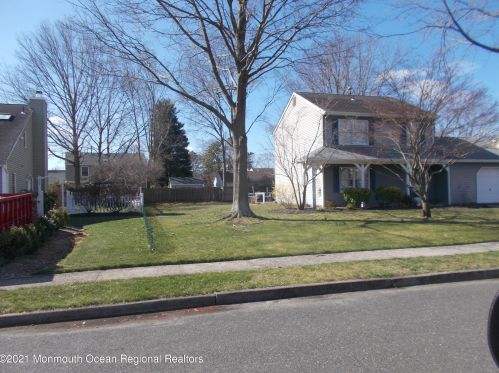 6 Frede Dr, Bricktown, NJ 08724-4017