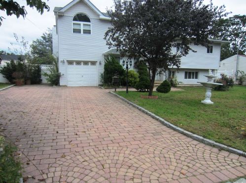 391 Beebe Ct, Babylon, NY 11703-2213