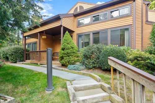 22 Pheasant Run, Millwood, NY 10546-1120