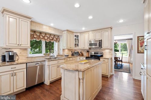 288 Huntsman Ln, Blue Bell PA  19422-2818 exterior