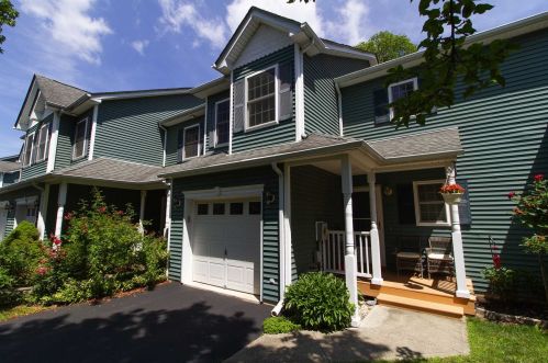 305 Pinebrook Dr, Hyde Park, NY 12538-1860