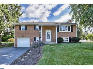 10 Hilltop Dr, Ephrata, PA 17522-9219