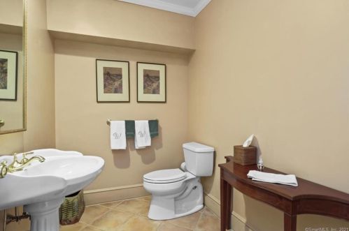 200 Mill Rd, New Canaan CT  06840-4310 exterior