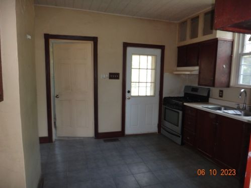 455 Jefferson St, Evans City, PA 16033-1108