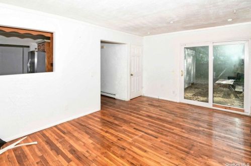 43 Julie Cres, Central Islip NY  11722-4907 exterior