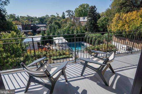 3060 Ellicott St, Washington DC  20008-1039 exterior