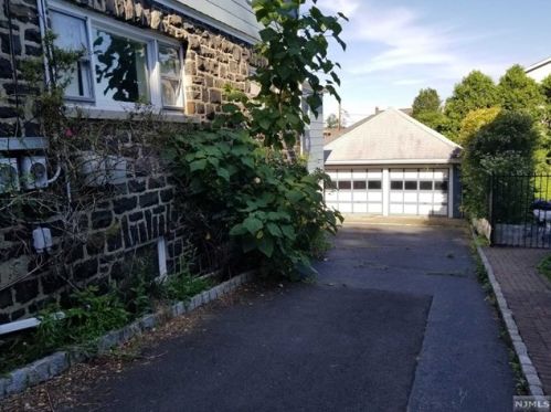 689 Undercliff Ave, Edgewater, NJ 07020-1418