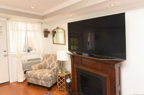 413 Woodland Hills Rd, White Plains NY  10603-3135 exterior