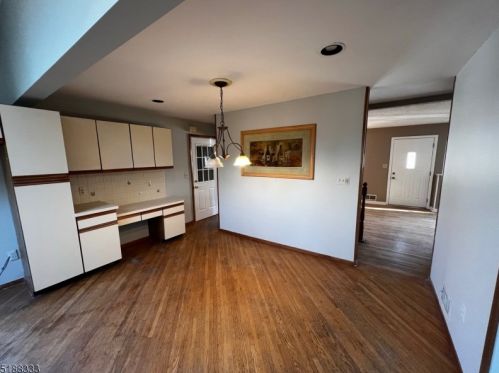 26 Robinson Dr, West Paterson NJ  07424-2929 exterior