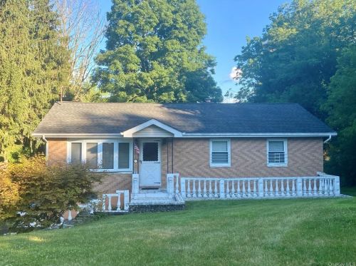 5 Court Ln, Fishkill NY  12524-2432 exterior