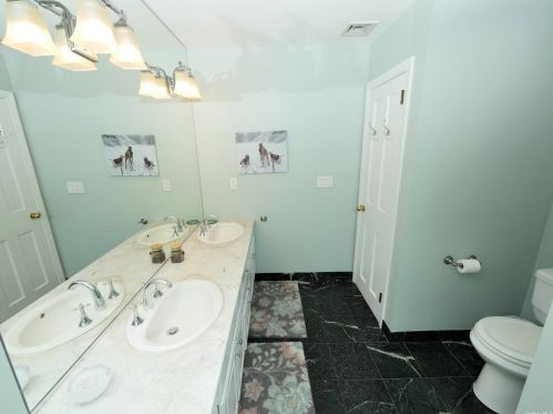 28 Little Harbor Rd, Mount Sinai NY  11766-1208 exterior