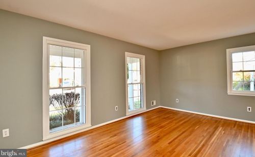6153 Roxbury Ave, Springfield VA  22152-1625 exterior