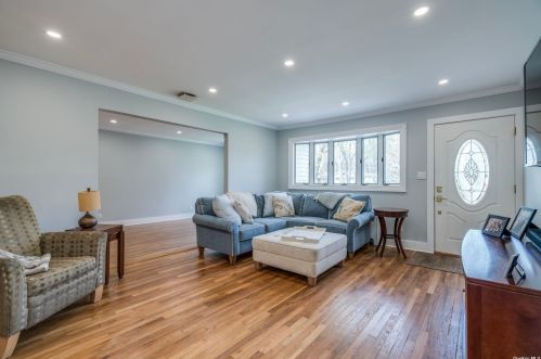 12 Cusick Ave, San Remo, NY 11754-4909