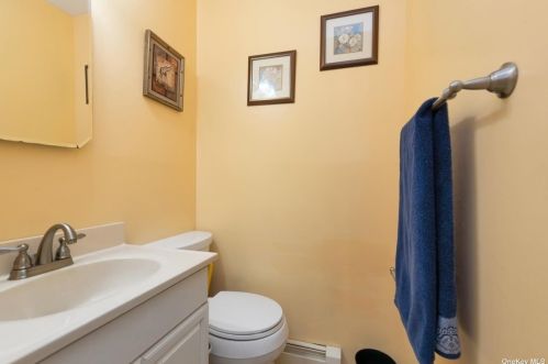 138 Gerhard Rd, Hicksville NY  11803-5513 exterior