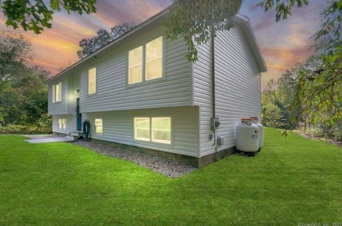 26 Blish Rd, East Hampton CT  06447-1110 exterior