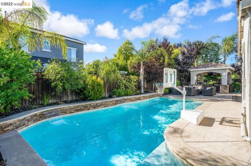 15 Solstice Ct, Oakley CA  94561-1759 exterior