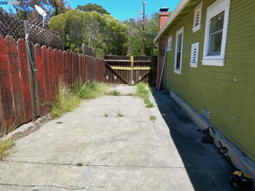 10907 Foothill Blvd, Oakland CA  94605-5203 exterior