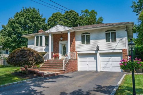 15 Siegfried Pl, Elwood, NY 11731-4424