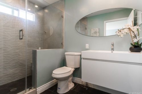 17618 Collins St, Van Nuys CA 91316-1245 exterior