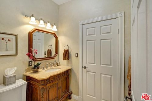 5100 Noble Ave, Van Nuys CA 91402-4509 exterior