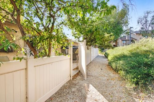 20032 Avenue Of The Oaks, Santa Clarita CA  91321-1365 exterior