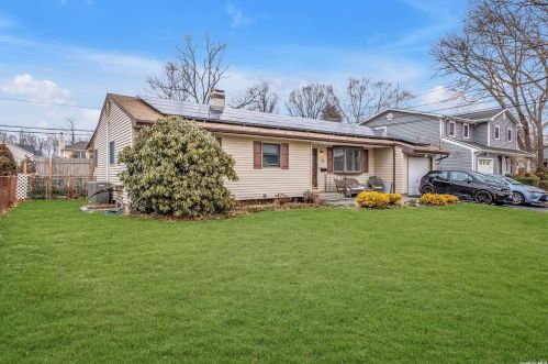 5 Marilyn Dr, San Remo, NY 11754-3805