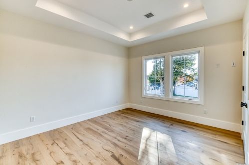 2 Hedge Ln, Westbury NY  11590-6523 exterior