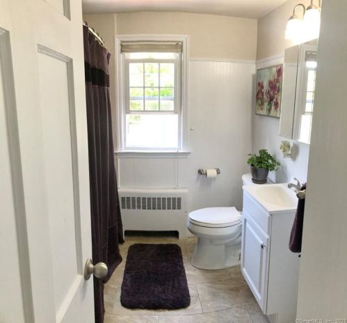 32 View St, Manchester CT  06040-4306 exterior