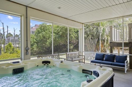 1564 Gulf Bch Dr, Saint George Island FL  32328-3106 exterior