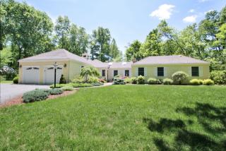 70 Bayberry Ln, Bridgeport, CT 06612-1406