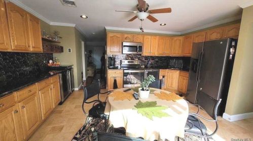 15 Mont Ave, Huntington Station NY 11746-6835 exterior