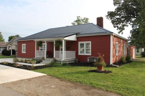 1130 Hinde St, Washington Ch, OH 43160-1933