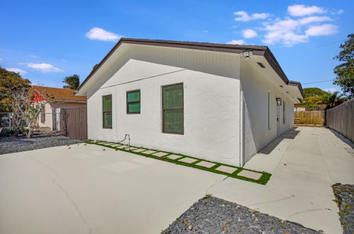 307 Sterling Ave, Delray Beach FL  33444-2284 exterior