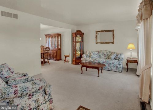 6550 Baywood Dr, Harrisburg PA 17111-6894 exterior