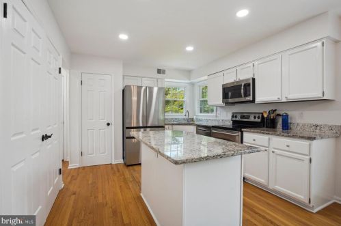 1011 Page Ct, Herndon, VA 20170-3646