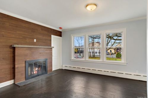 172 Marble Ave, Pleasantville NY  10570-3424 exterior