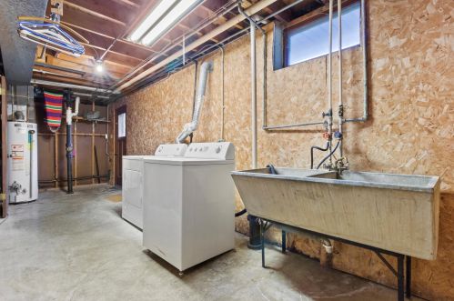 5830 Lakeview Dr, Greendale WI 53129-1937 exterior