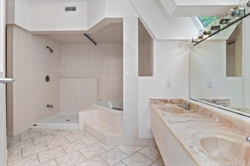 15 Sky Line Dr, Bridgeport CT  06612-1057 exterior