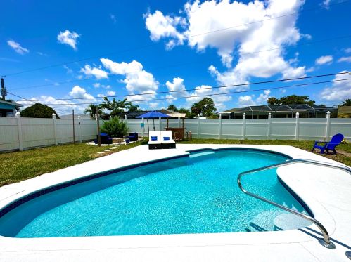 2062 Floresta Dr, Fort Pierce FL  34984-4706 exterior