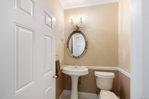 33 Concerto Ct, Eastport NY  11941-1628 exterior