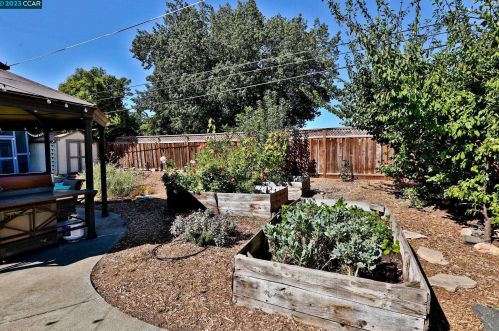 1025 Stimel Dr, Concord CA  94518-3948 exterior