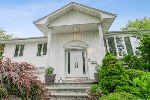 1089 Fordham Ln, Woodsburgh, NY 11598-1015