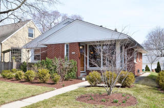 5804 Bel Aire Dr, Milwaukee WI  53209-4306 exterior