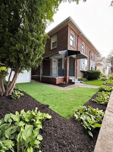 44 Horace St, Bridgeport, CT 06610-2040